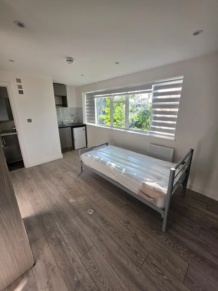 Flat Albemarle Avenue in Hertsmere