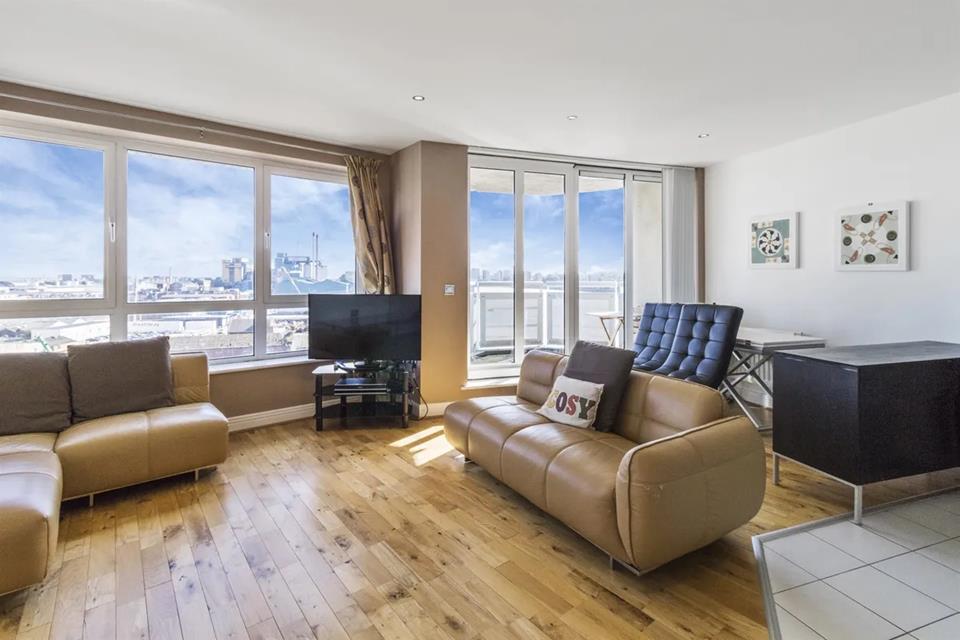 Flat Wards Wharf Approach in Greater London