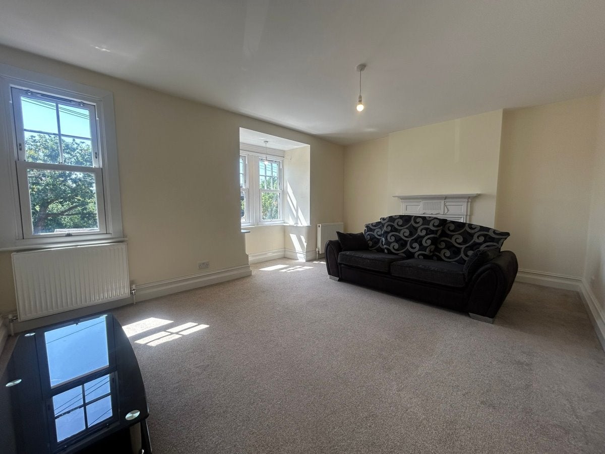 Flat Buckingham Road in Greater London