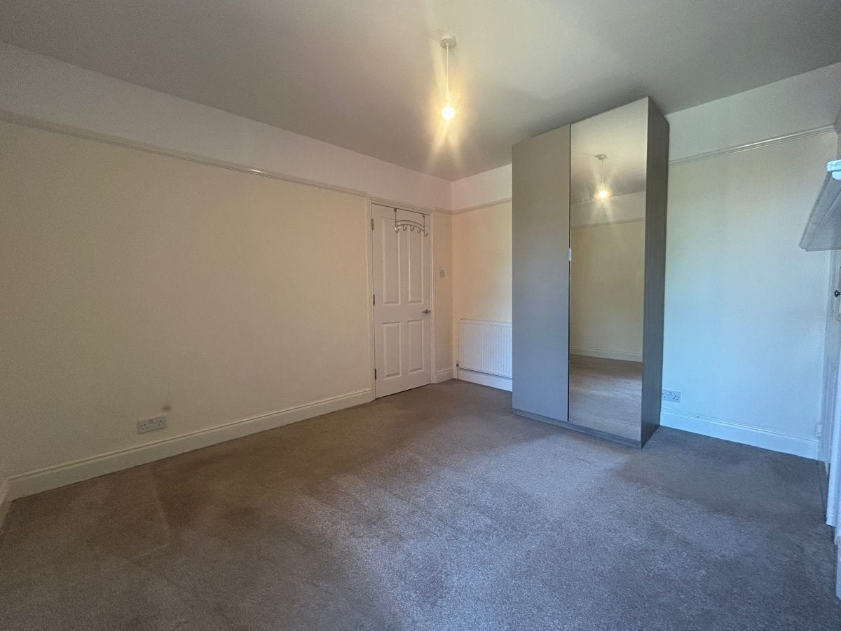 Flat Buckingham Road in Greater London