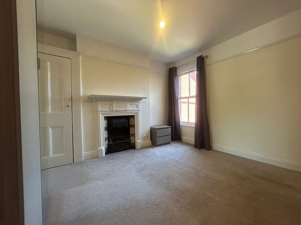 Flat Buckingham Road in Greater London