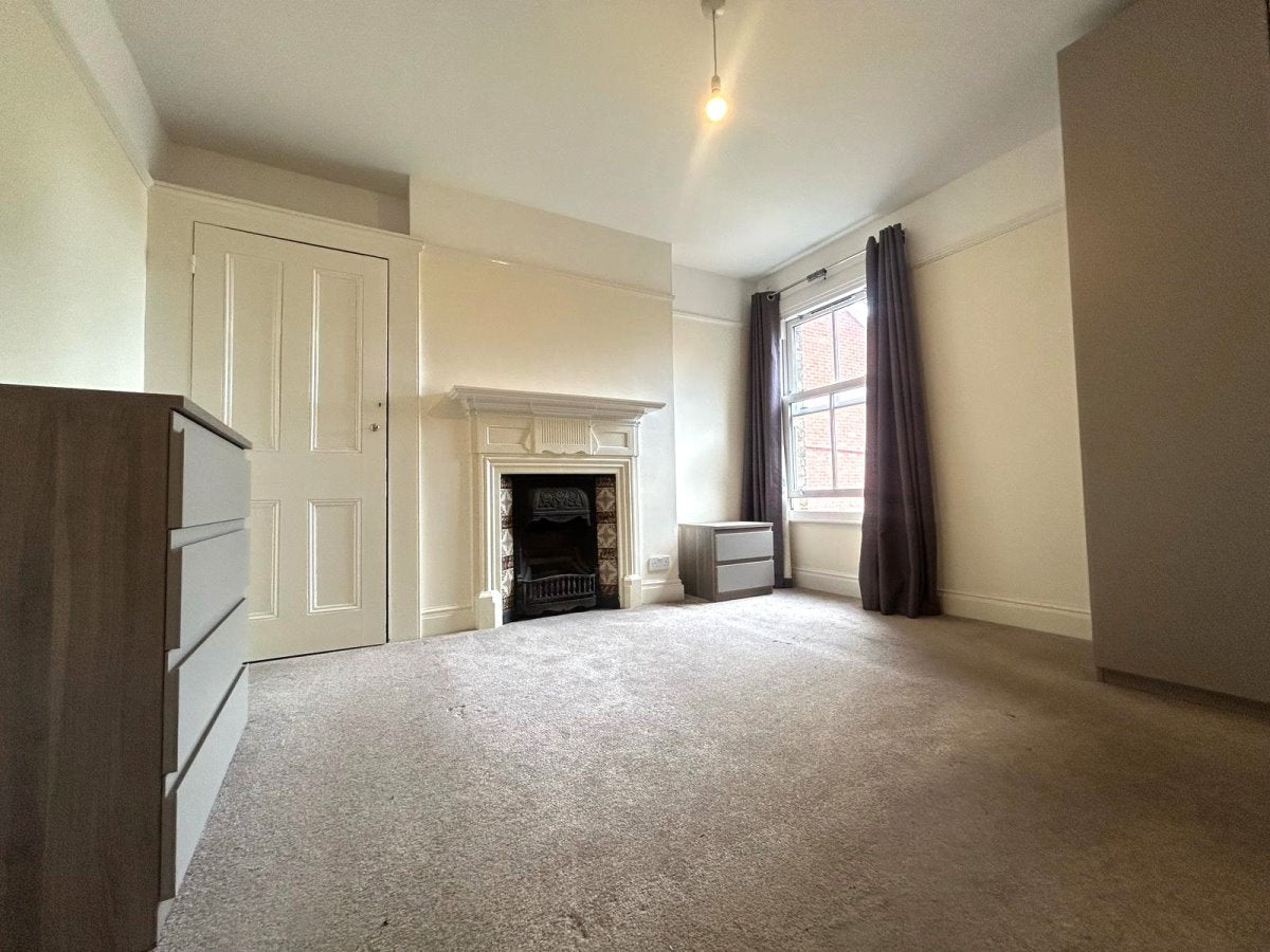 Flat Buckingham Road in Greater London