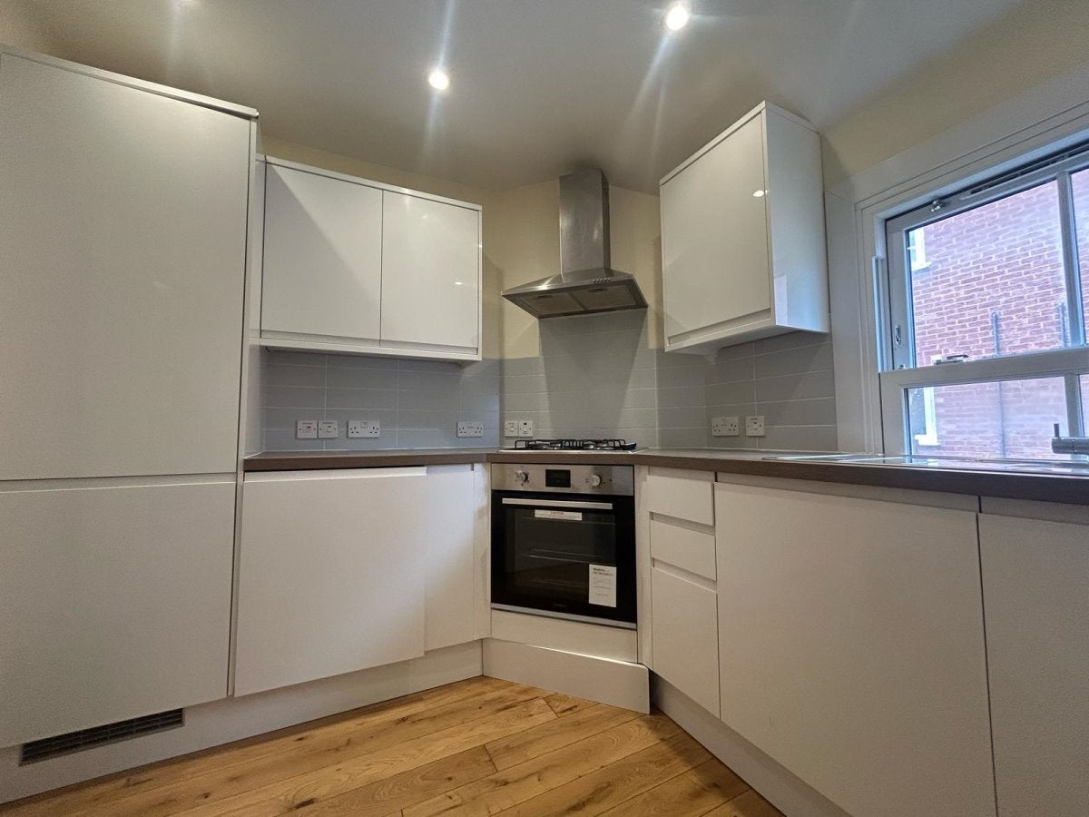 Flat Buckingham Road in Greater London