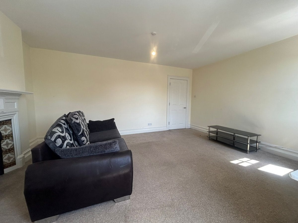 Flat Buckingham Road in Greater London