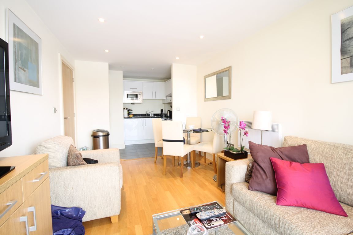 Flat Long Lane in Greater London