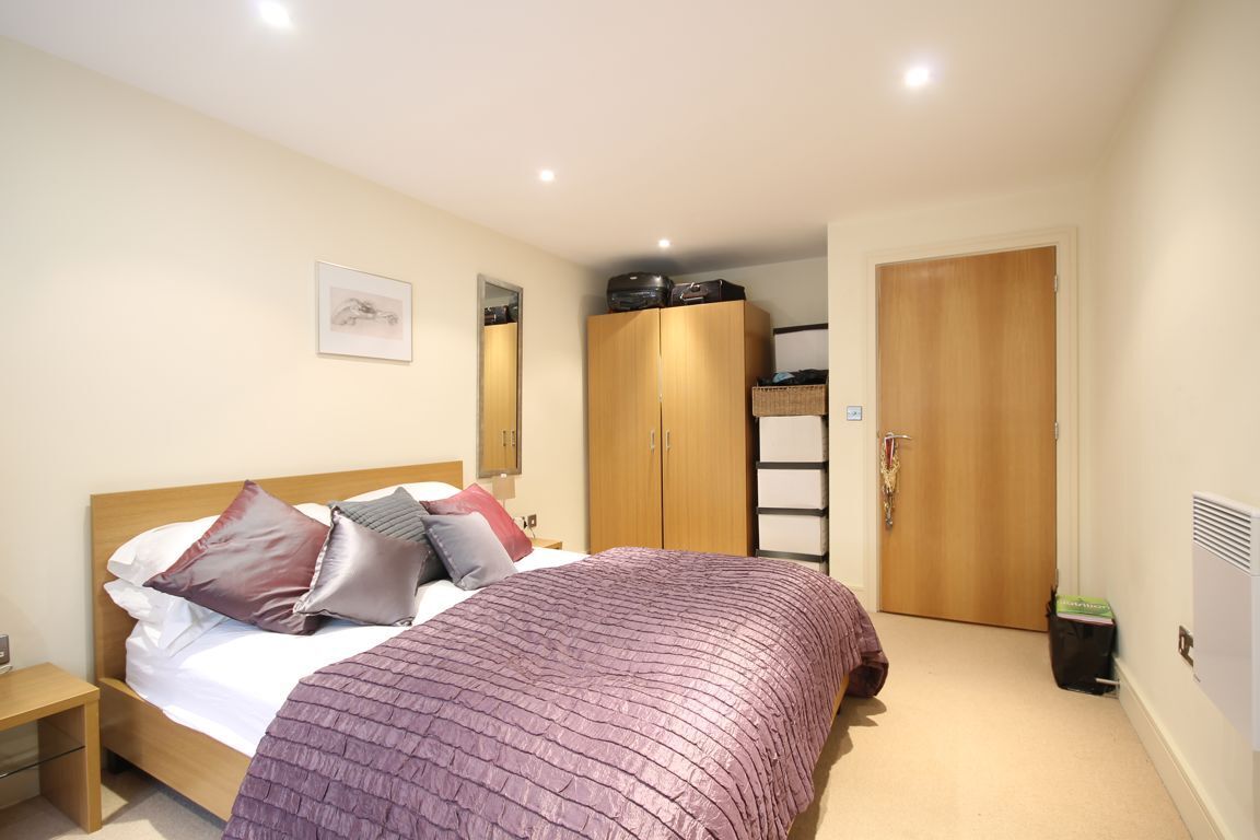 Flat Long Lane in Greater London