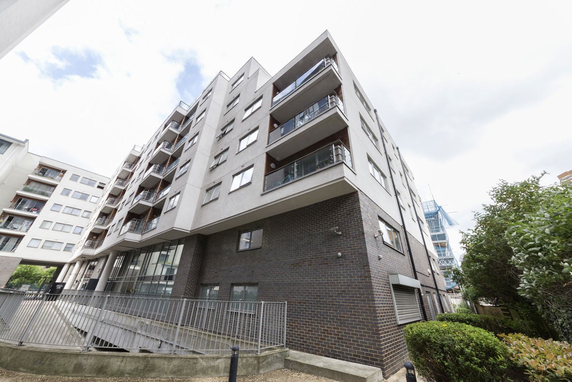 Flat Long Lane in Greater London