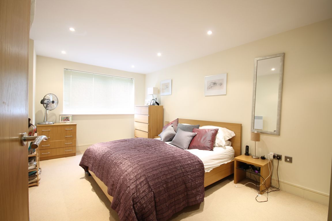 Flat Long Lane in Greater London