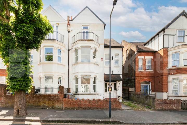 Flat Iverson Road in Greater London