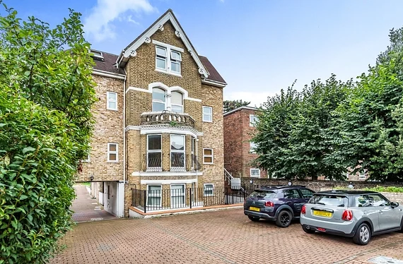 Flat Drayton Road in Greater London