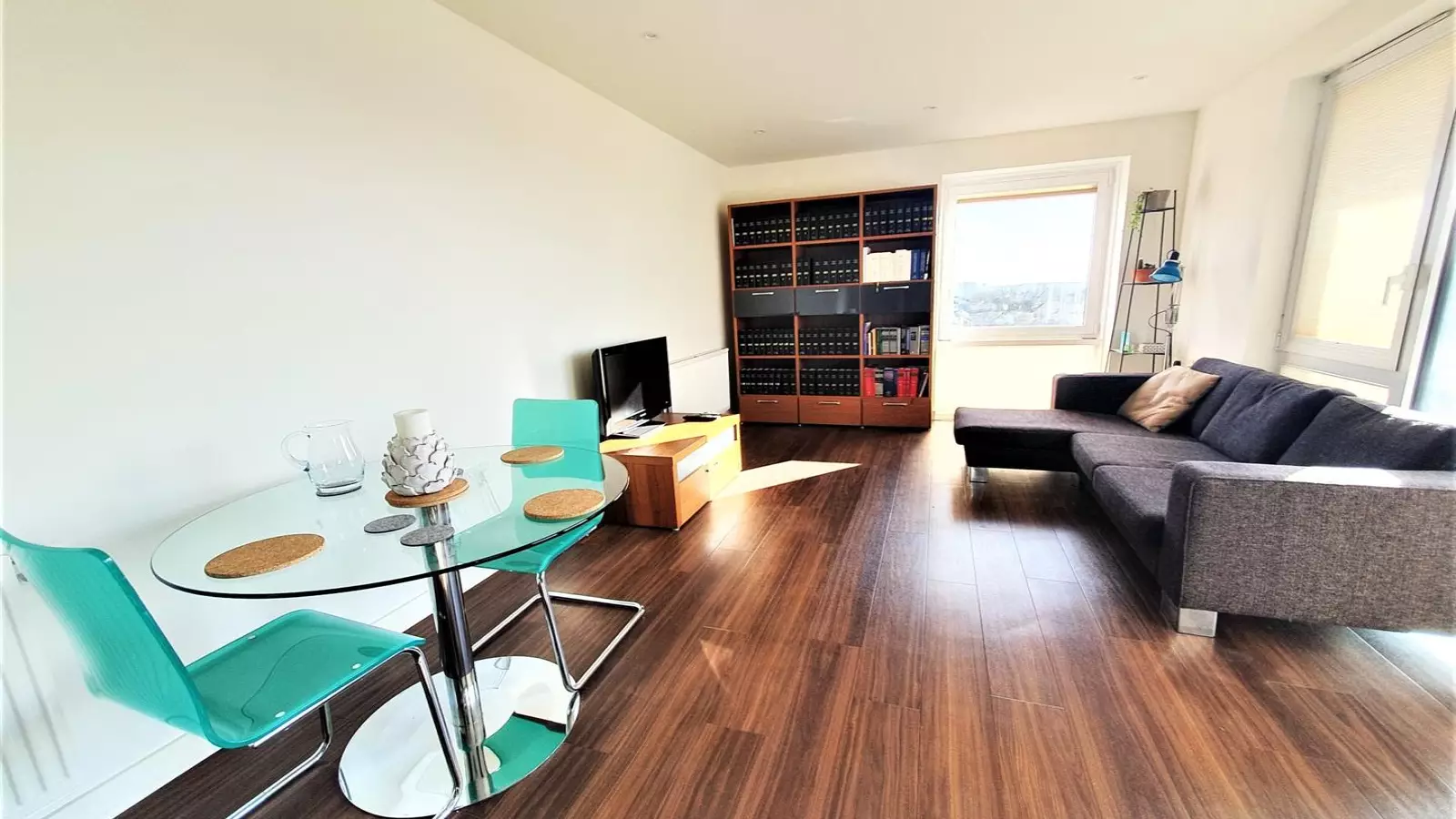 Flat Hayling Way in Greater London