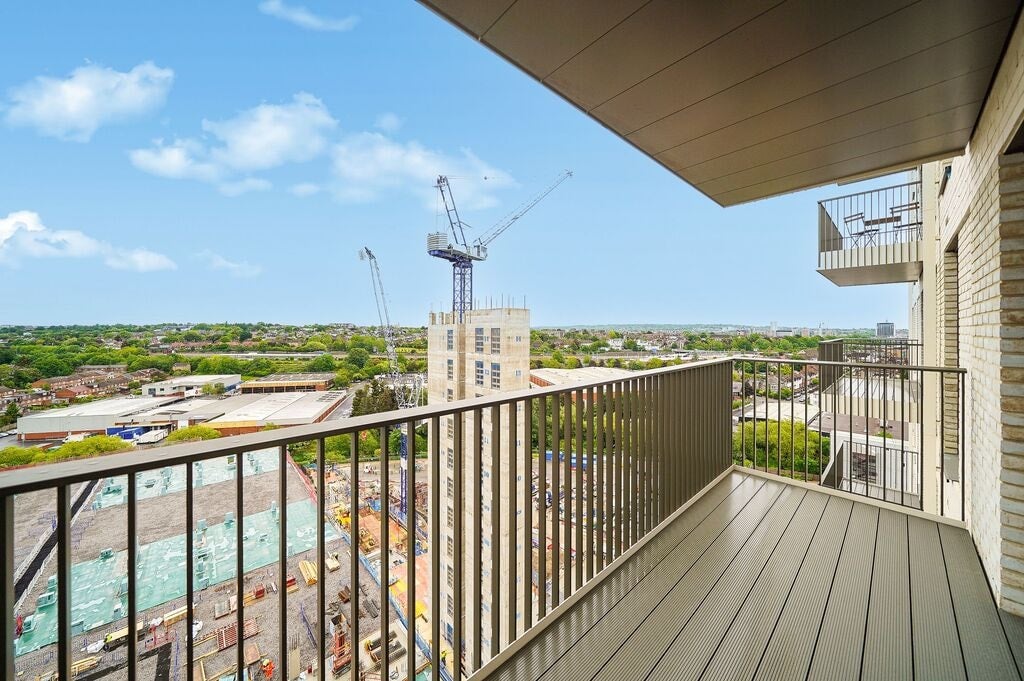 Flat Kingsbury Road in Greater London