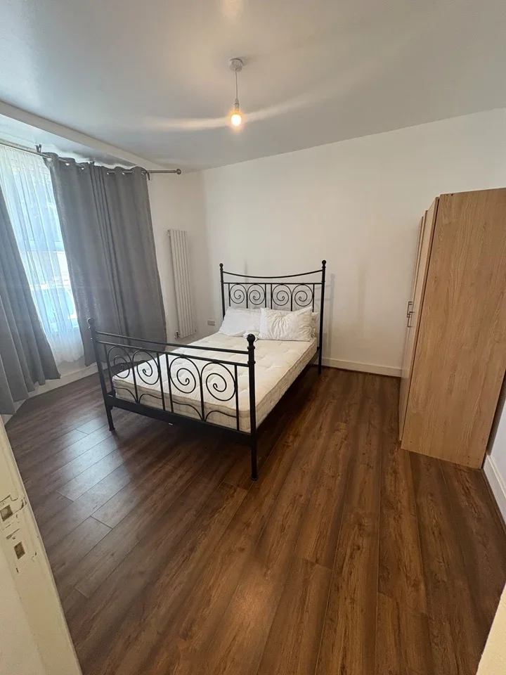 Room Mandeville Road in Greater London