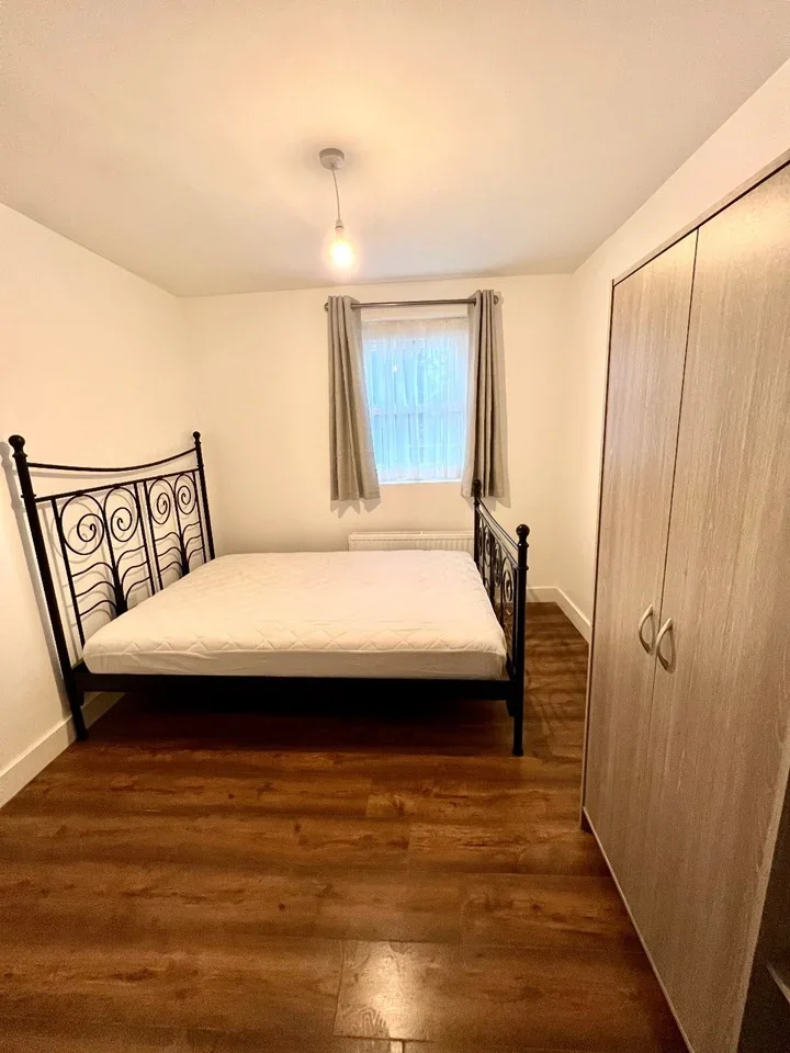 Room Mandeville Road in Greater London