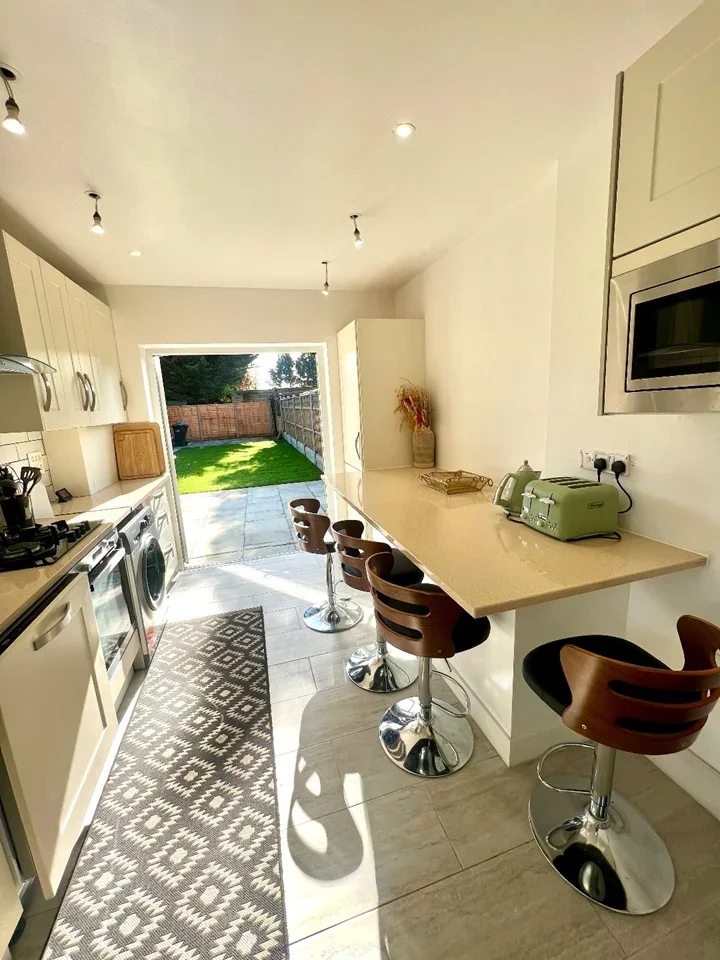 Room Mandeville Road in Greater London