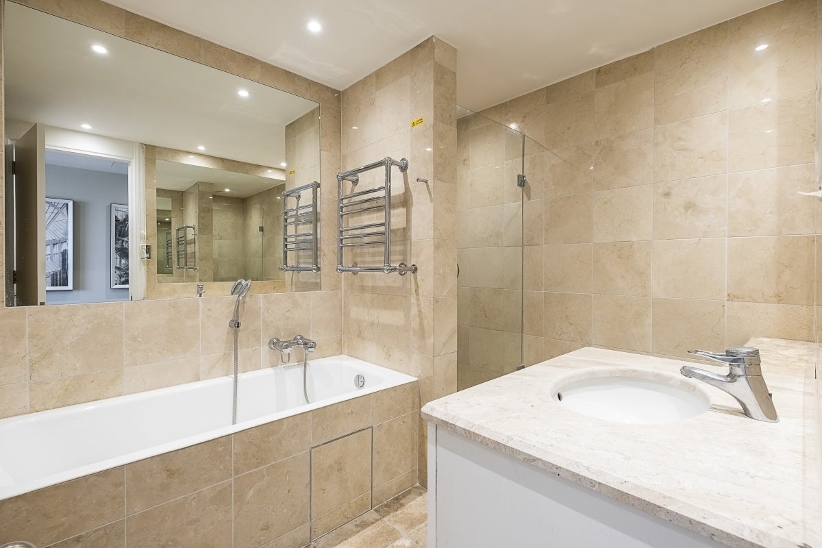 Flat Westferry Circus in Greater London