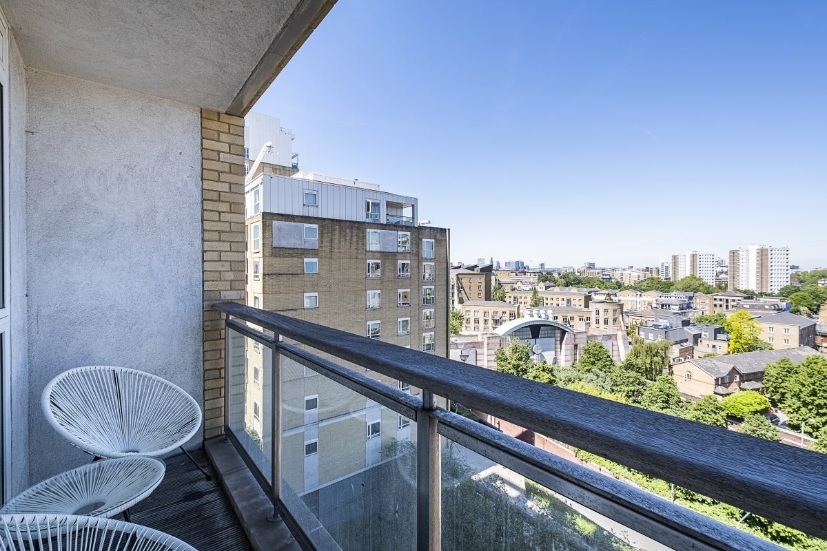 Flat Westferry Circus in Greater London