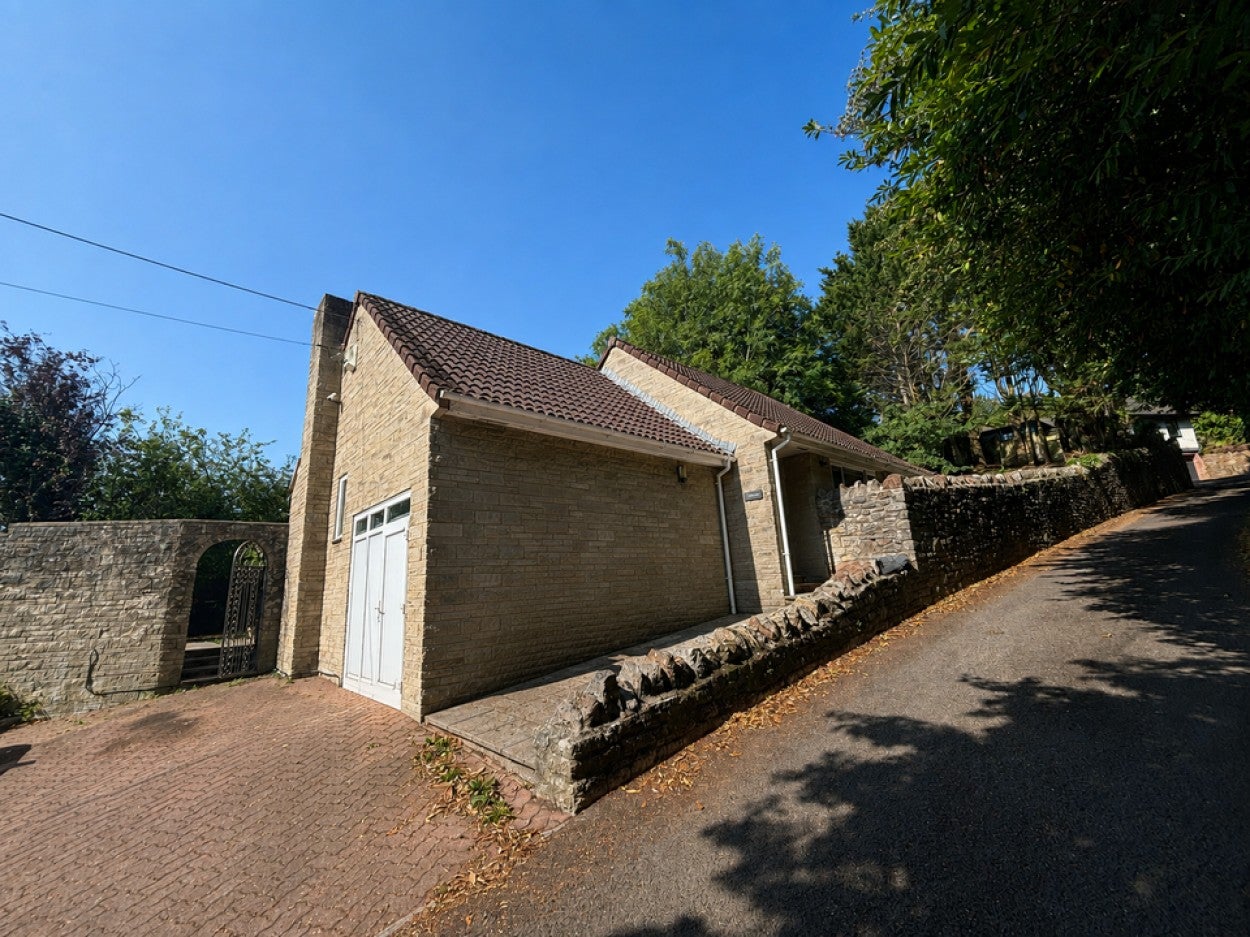 House Treetops Drive in Malvern Hills