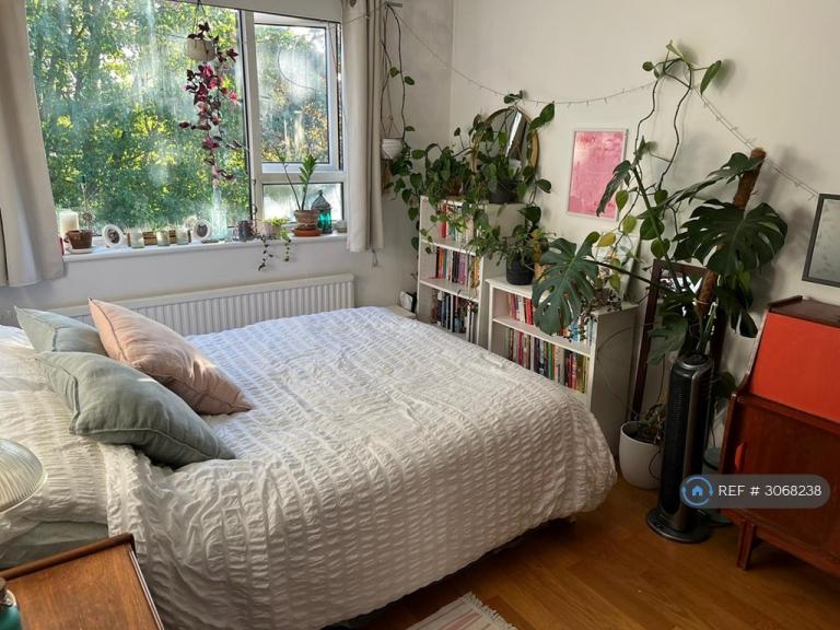 Flat Barnfield Close in Greater London