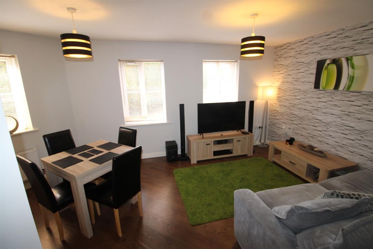 Flat Bushfield Court in Shortstown