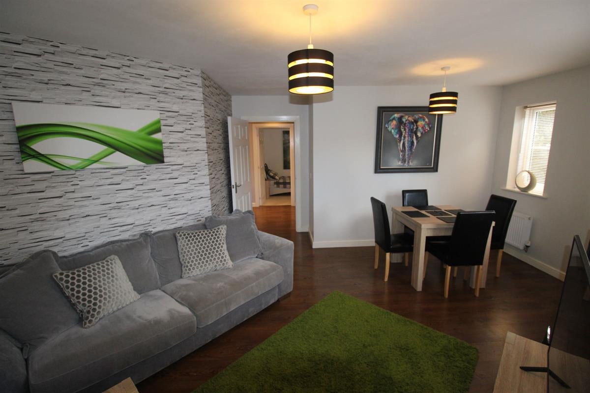 Flat Bushfield Court in Shortstown