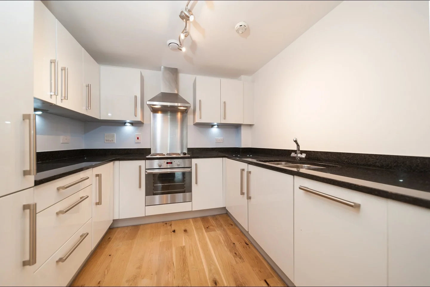 Flat Spa Road in Greater London