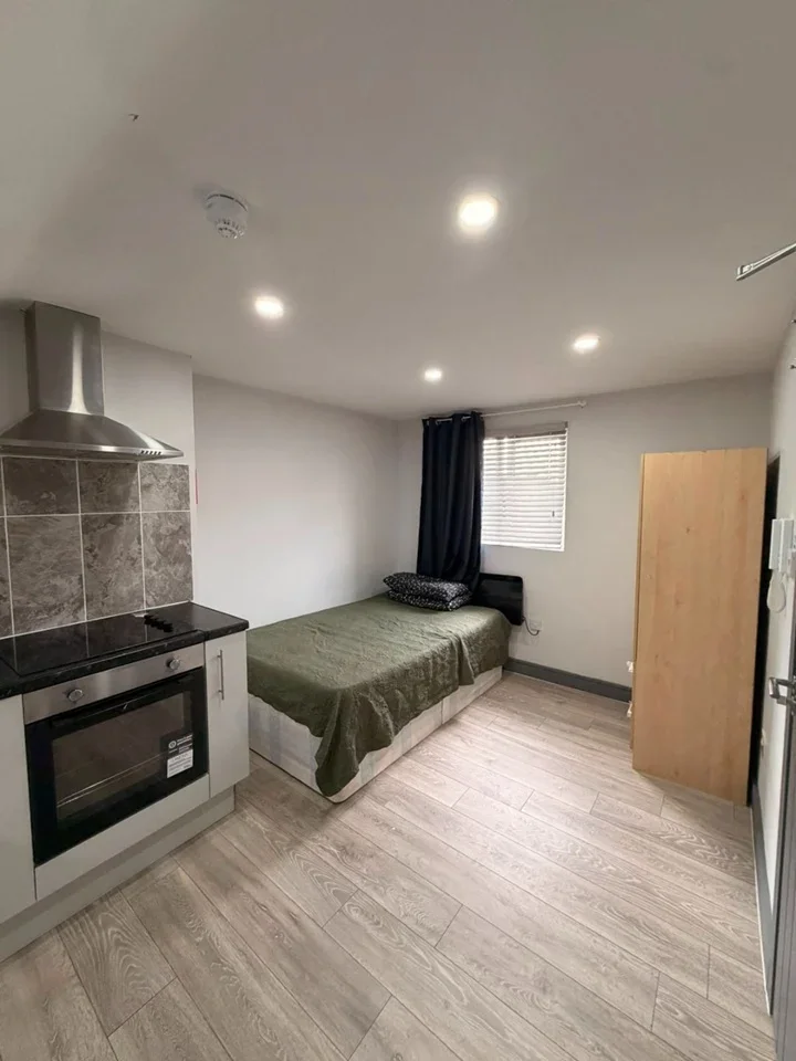 Flat Berkeley Avenue in Greater London