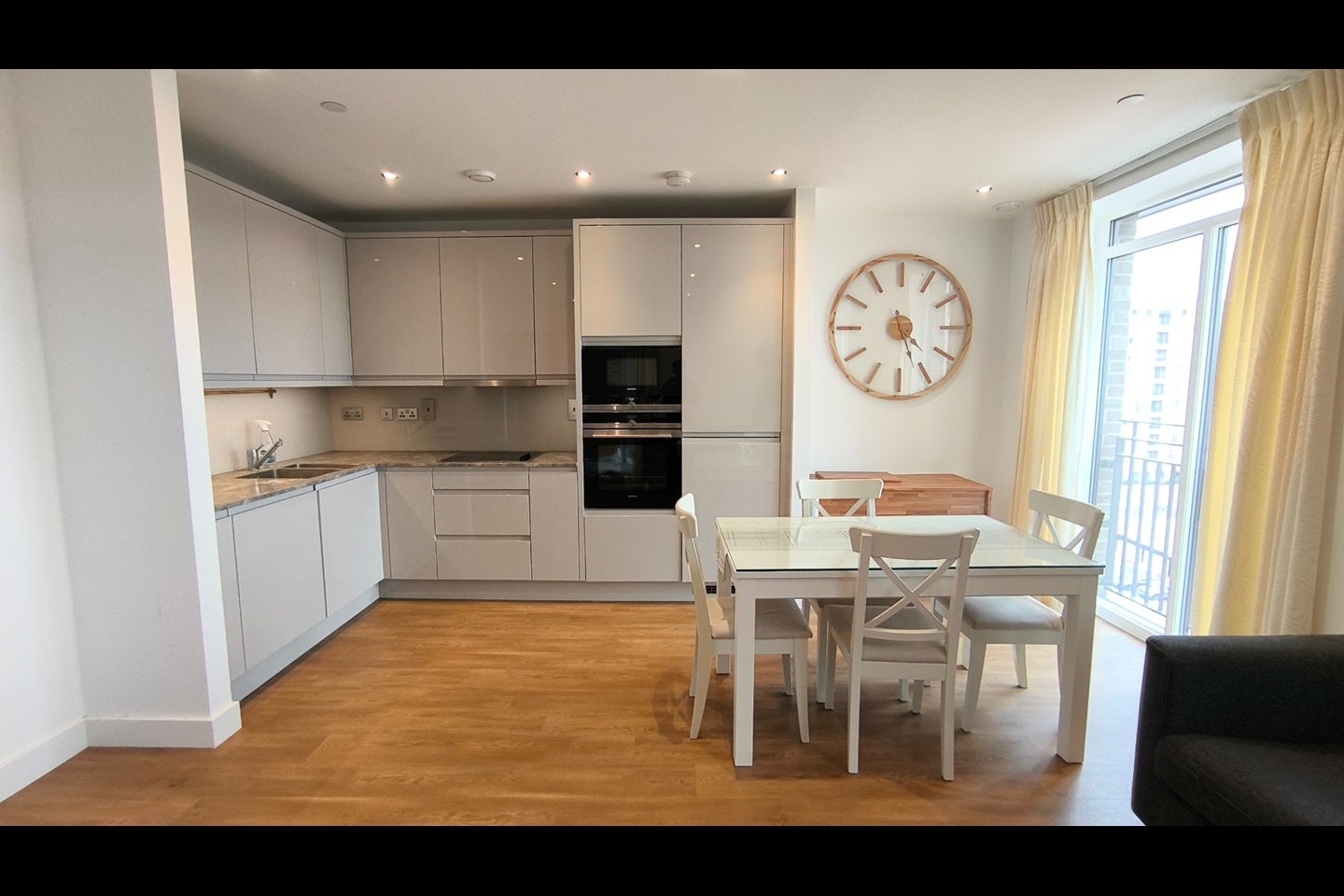 Flat Lismore Boulevard in Greater London