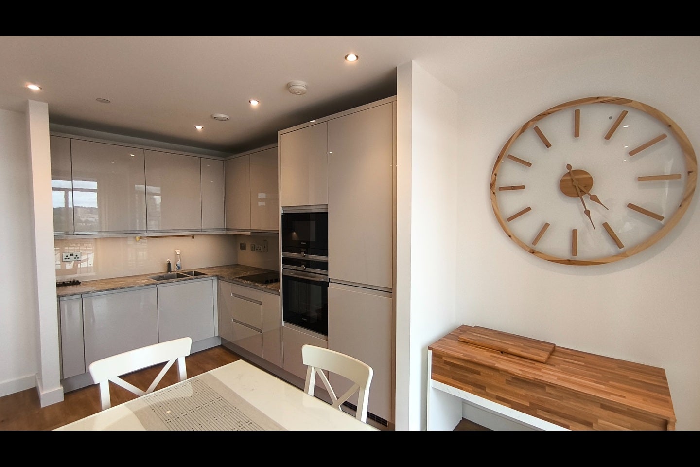 Flat Lismore Boulevard in Greater London