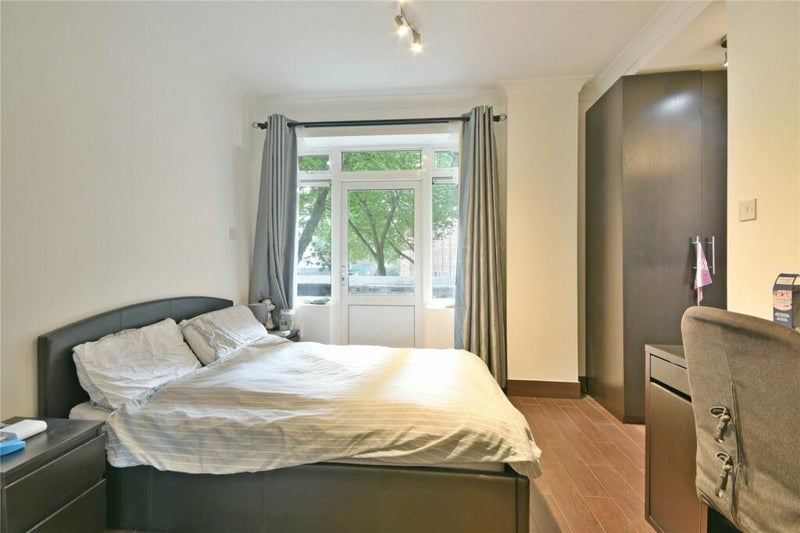 Flat Godwin Court in Greater London
