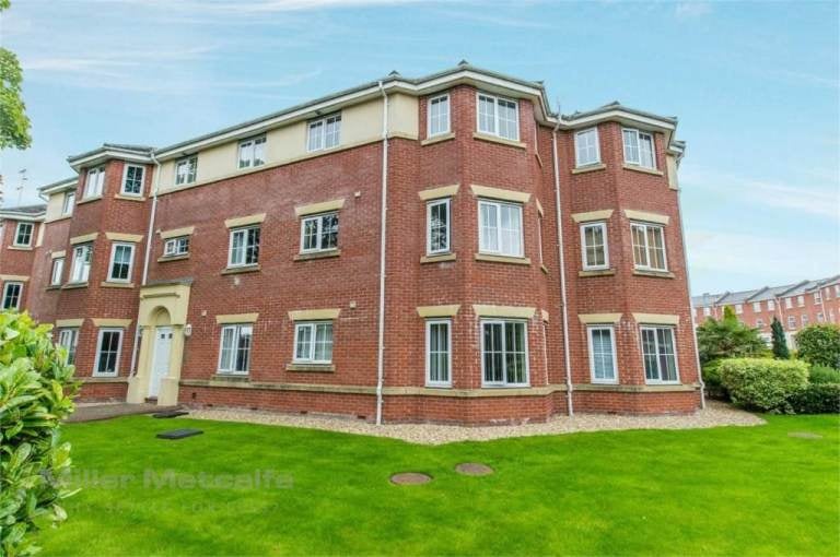 Flat Mosley Avenue in Bury