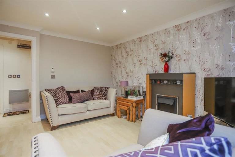 Flat Mosley Avenue in Bury