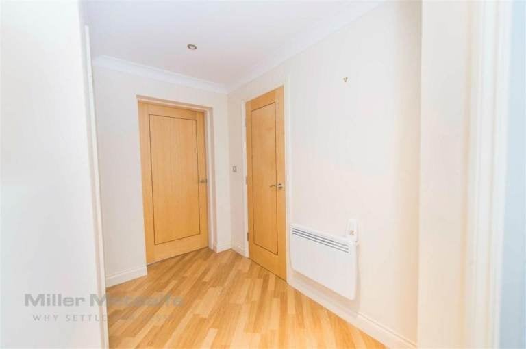 Flat Mosley Avenue in Bury