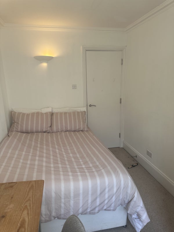 Room Rose Street in City of Westminster