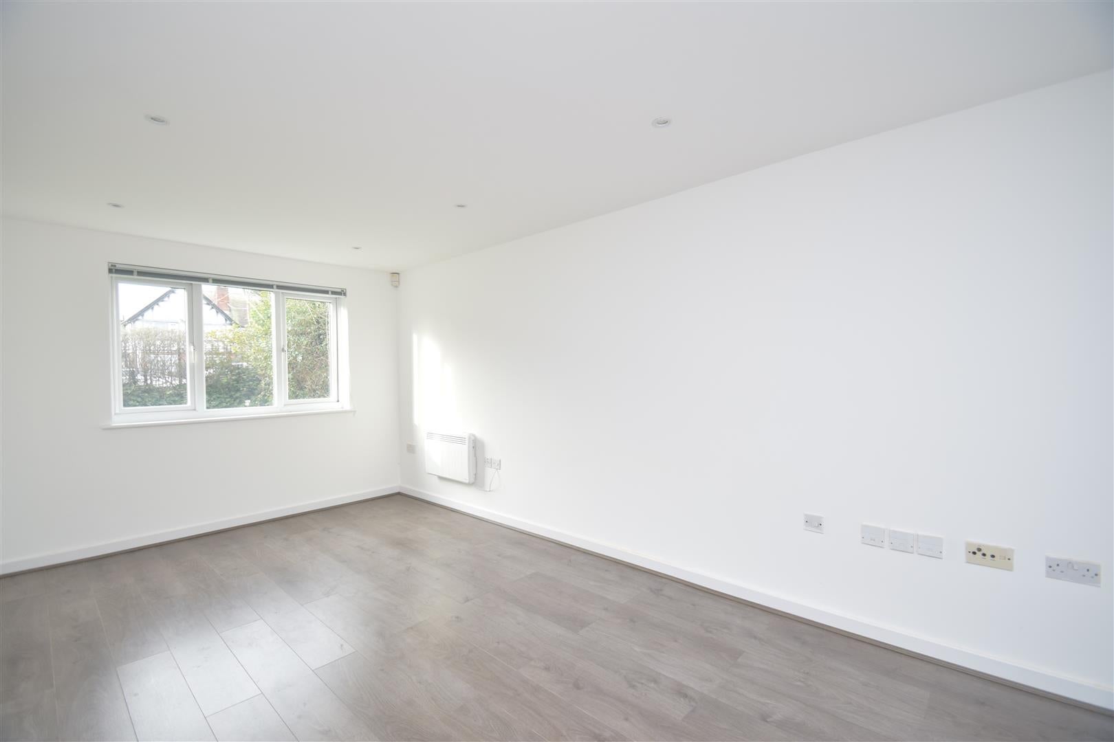 Flat Honeypot Lane in Greater London