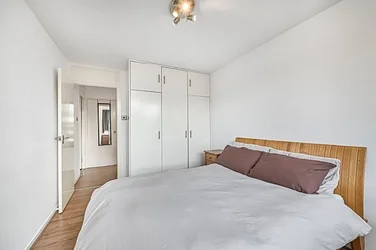 Flat Bullen Street in Greater London