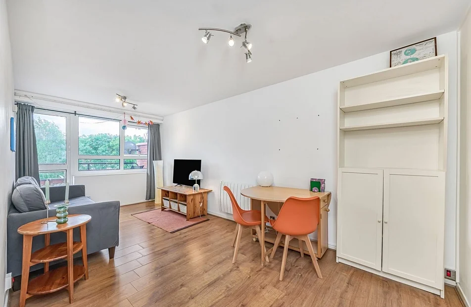 Flat Bullen Street in Greater London