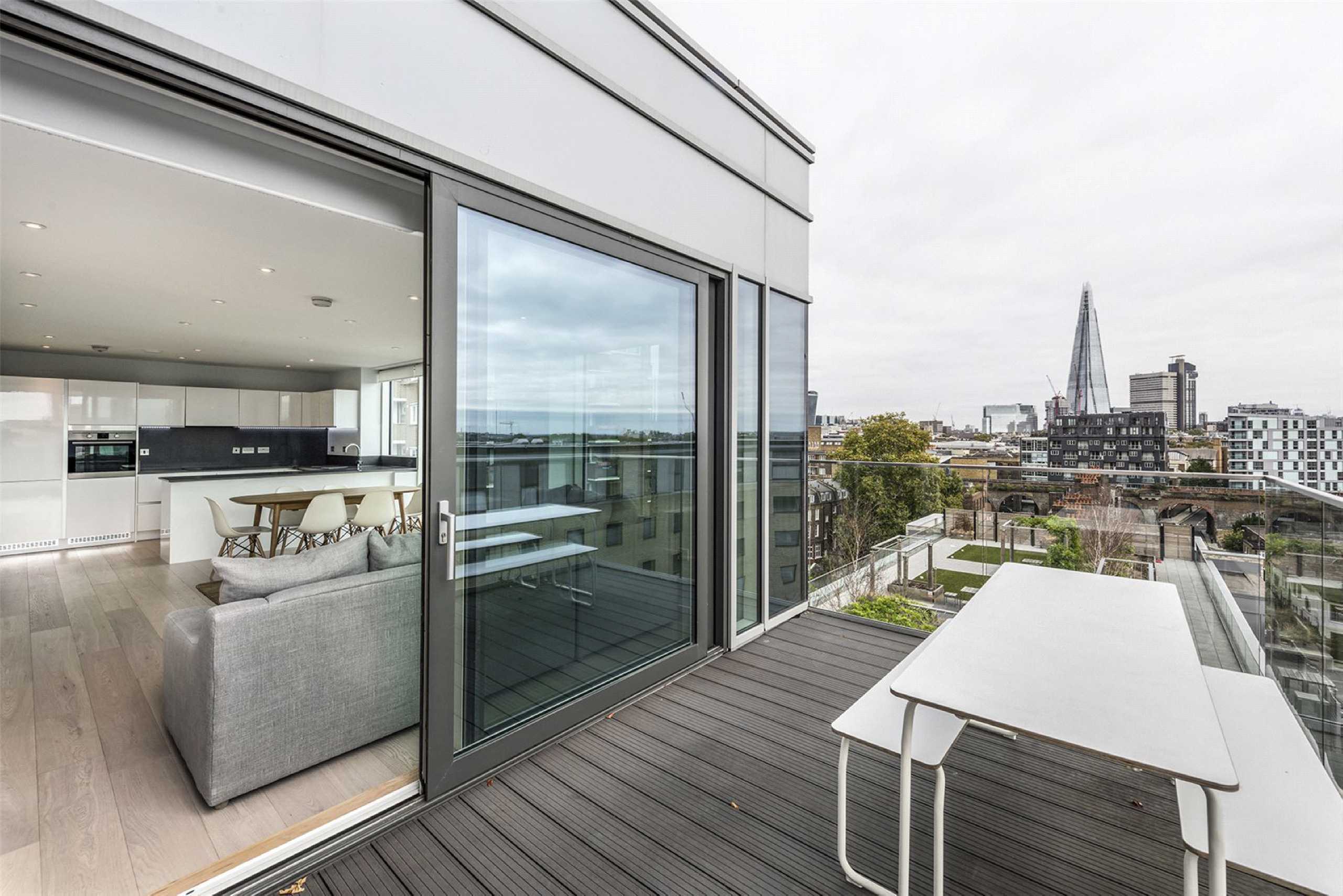 Flat Blackfriars Road in Greater London