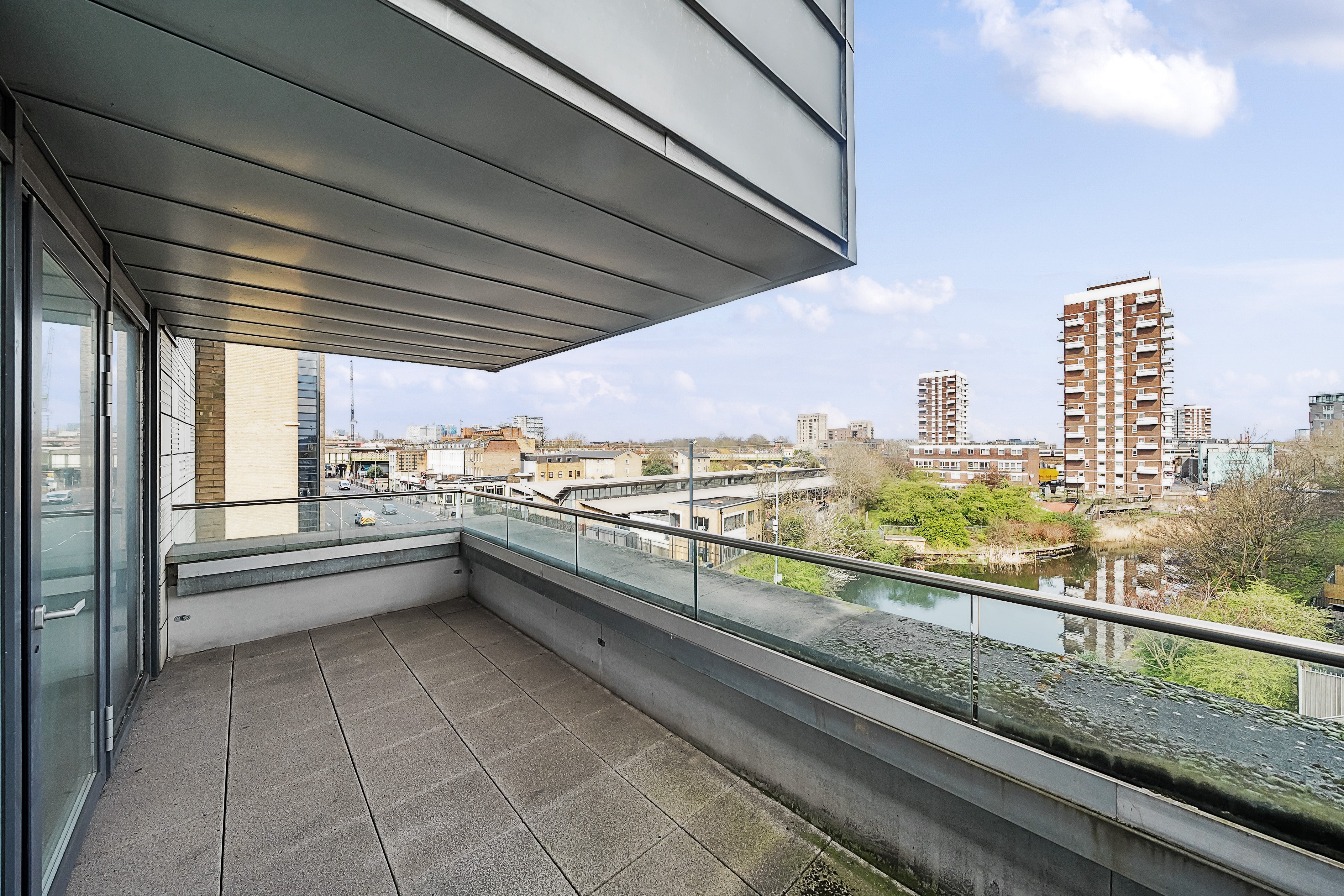 Flat Commercial Road in Greater London