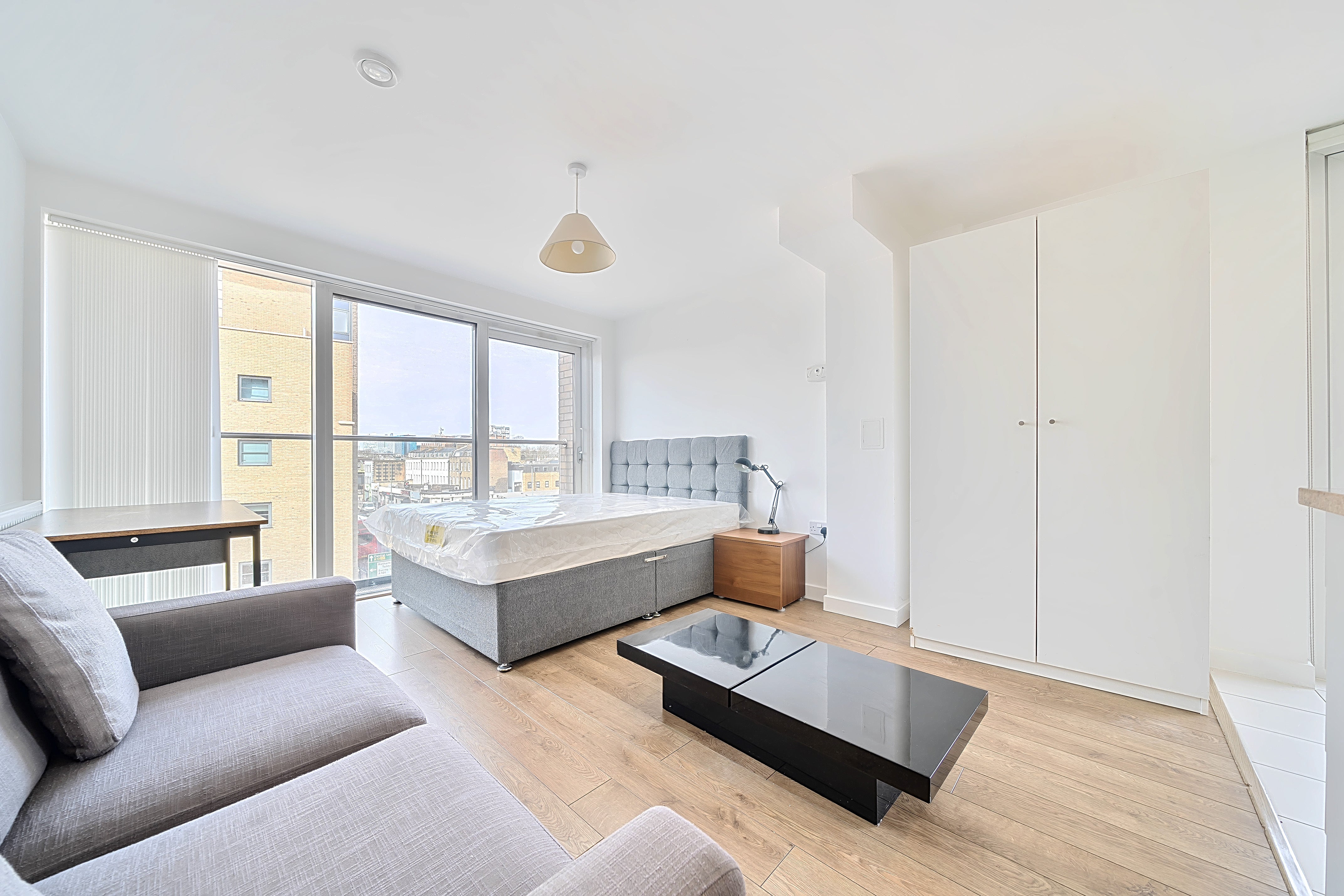 Flat Commercial Road in Greater London