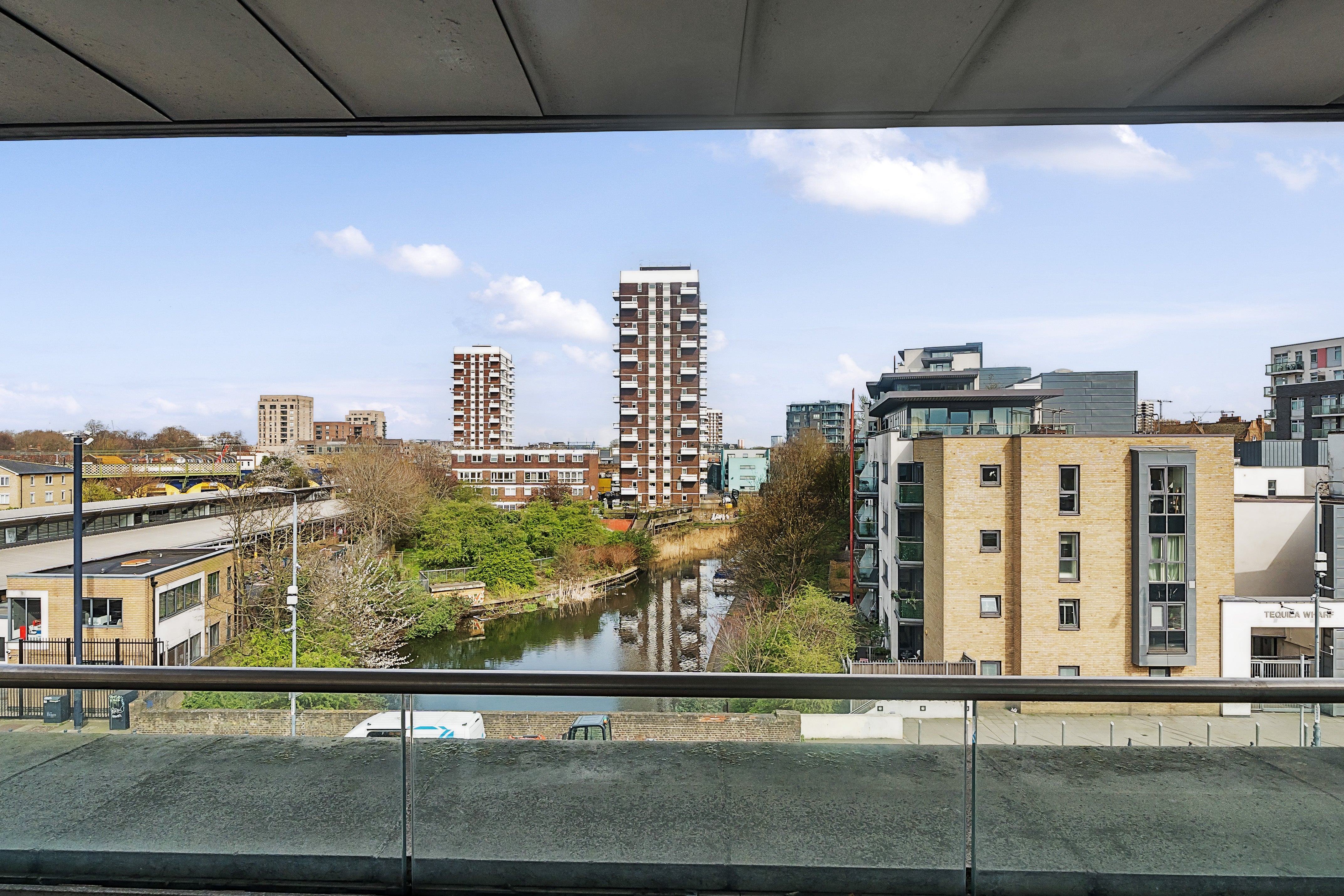 Flat Commercial Road in Greater London