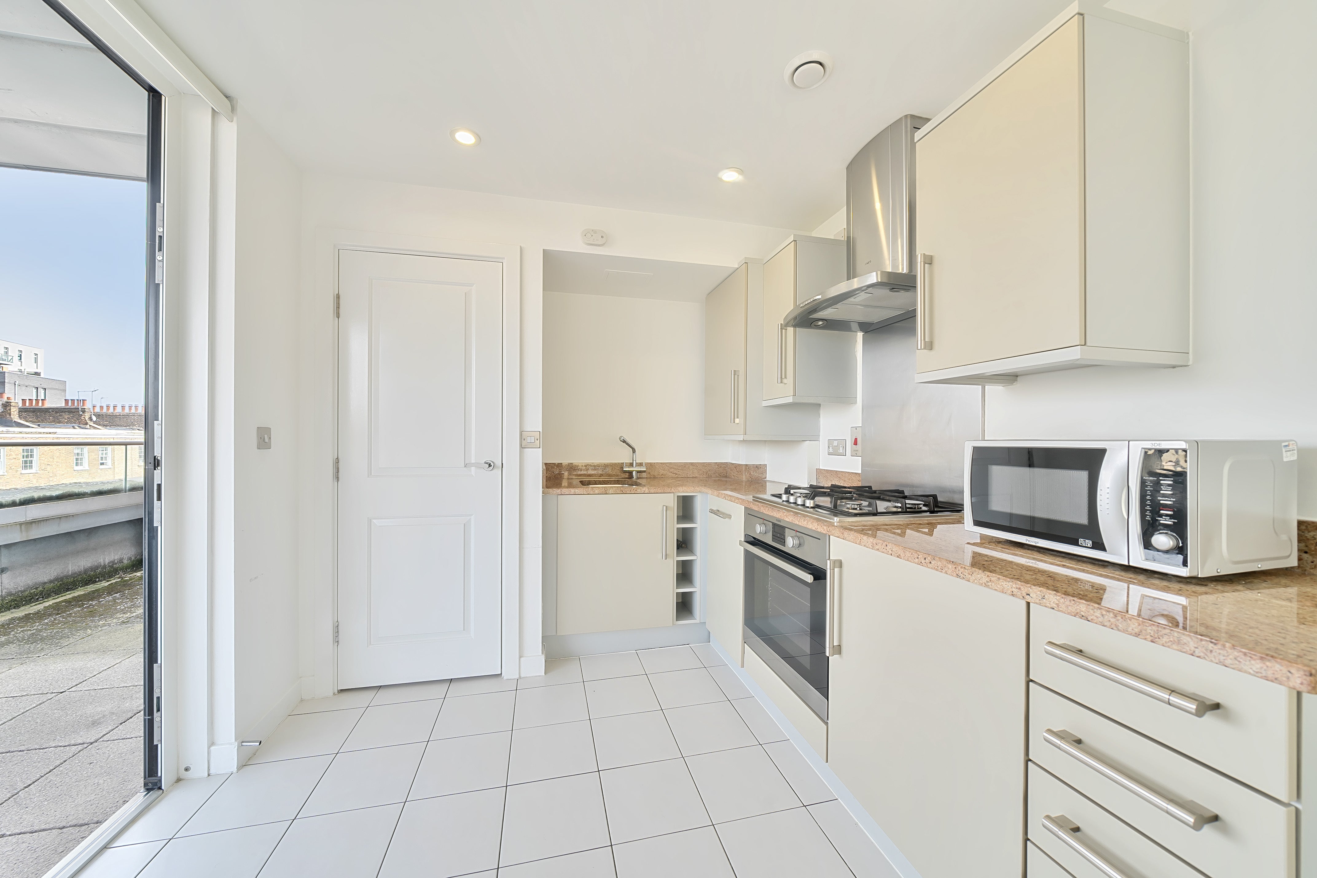 Flat Commercial Road in Greater London