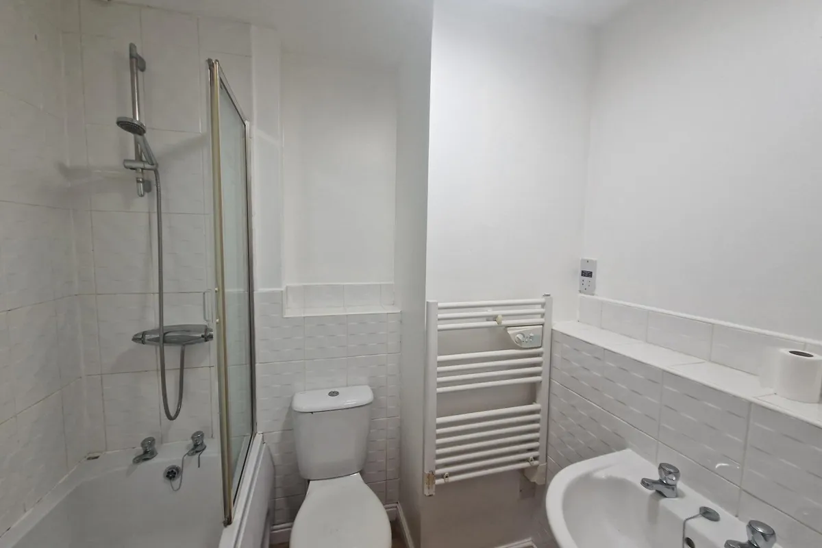 Flat Aston Chase in Wakefield