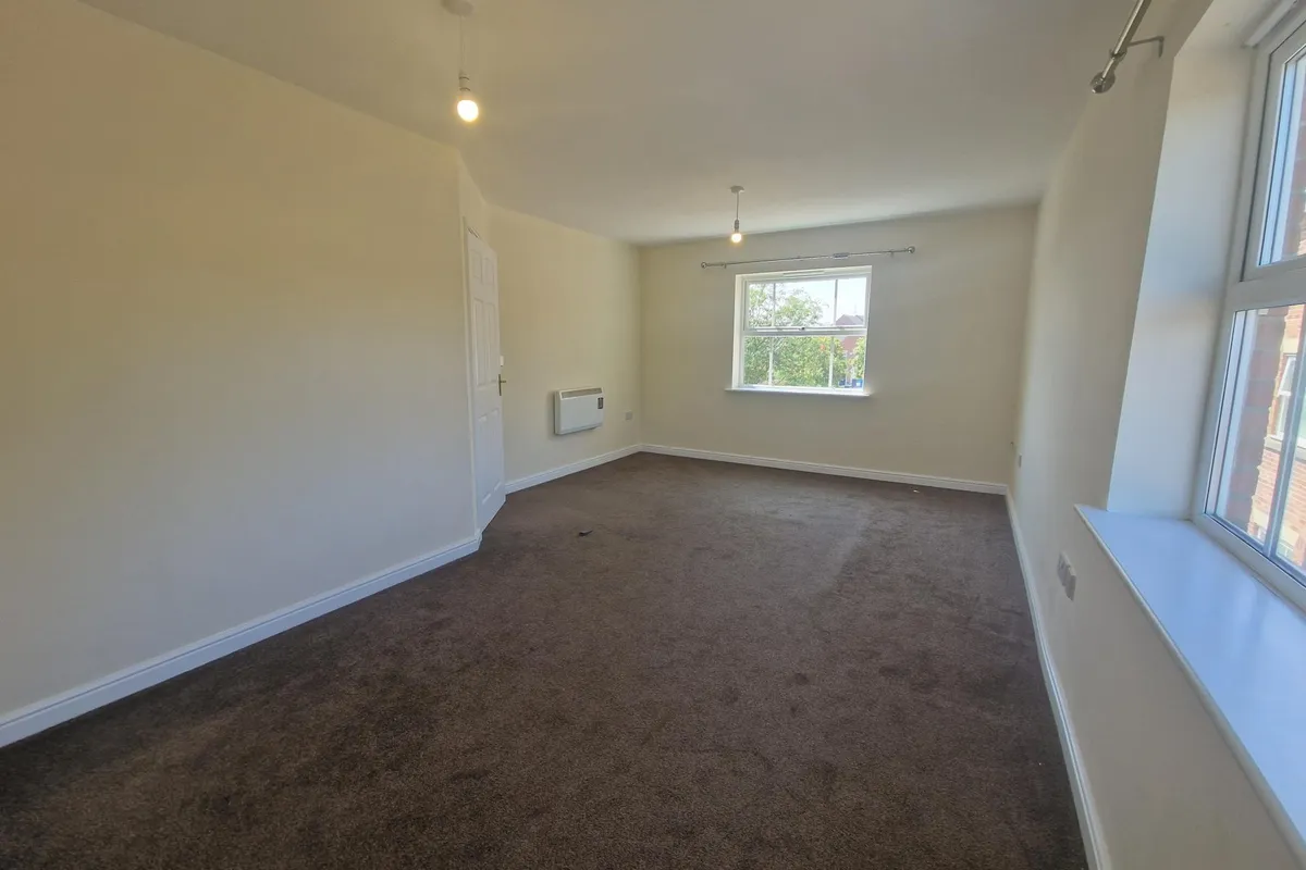 Flat Aston Chase in Wakefield