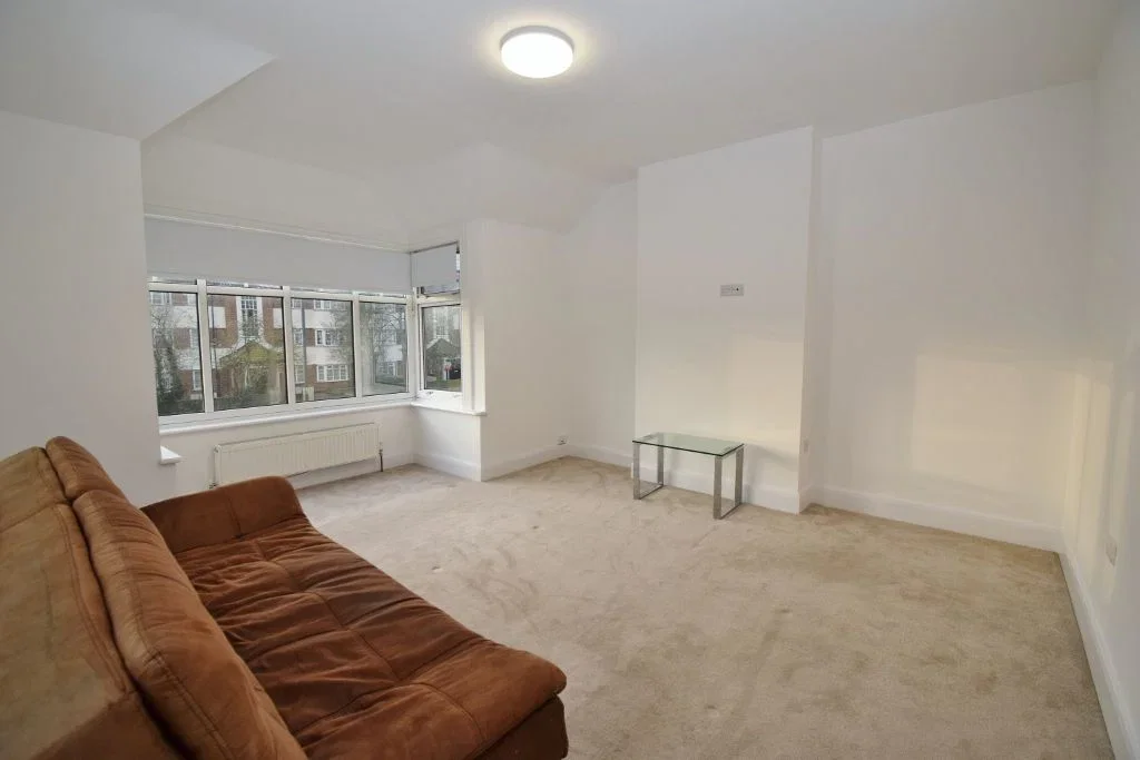 Flat College Hill Road in Greater London