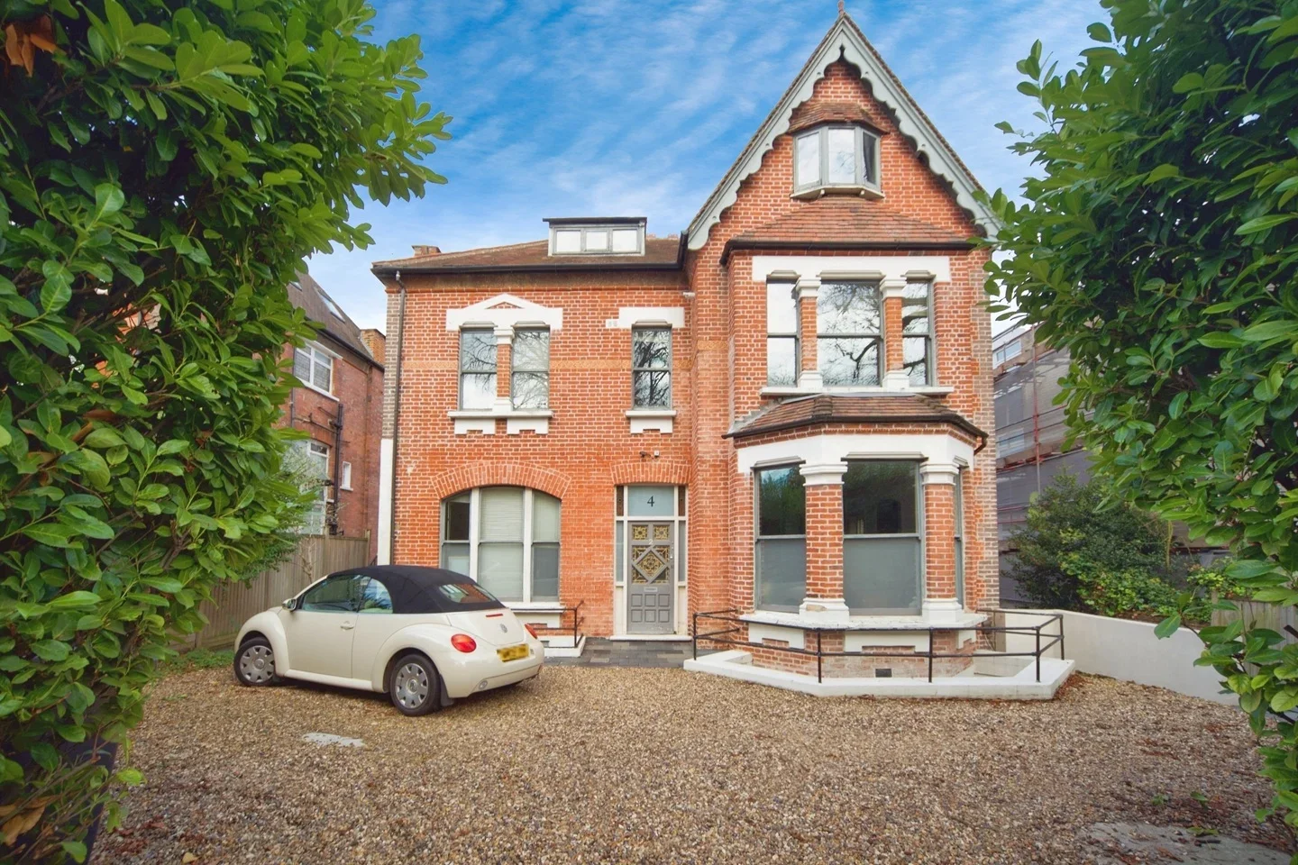 Flat Avenue Road in Greater London