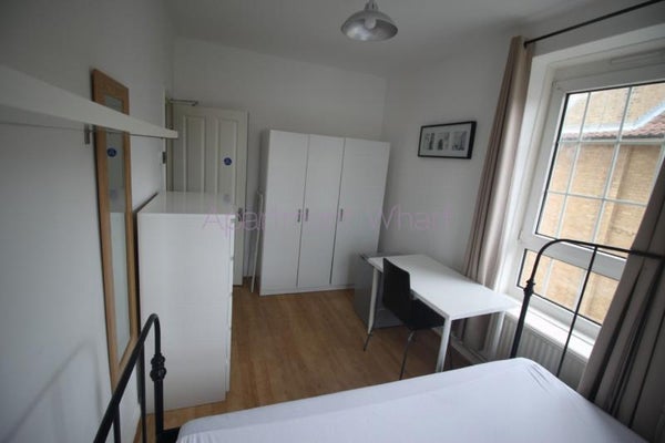 Flat Limehouse Causeway in London