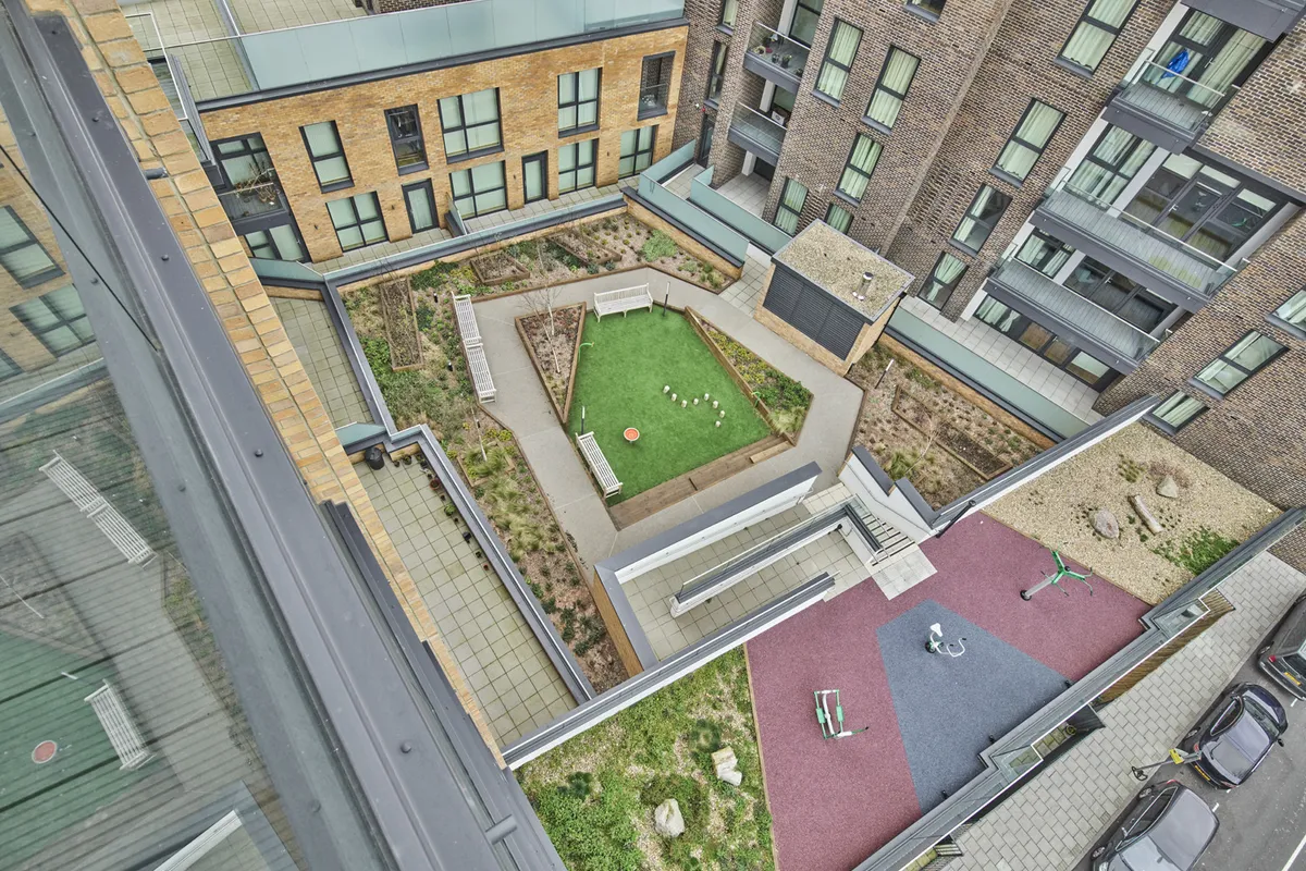 Flat Curtis Lane in Greater London