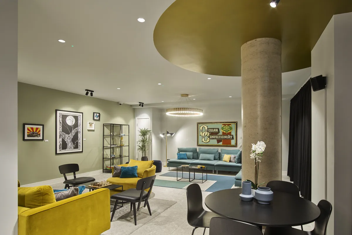 Flat Curtis Lane in Greater London