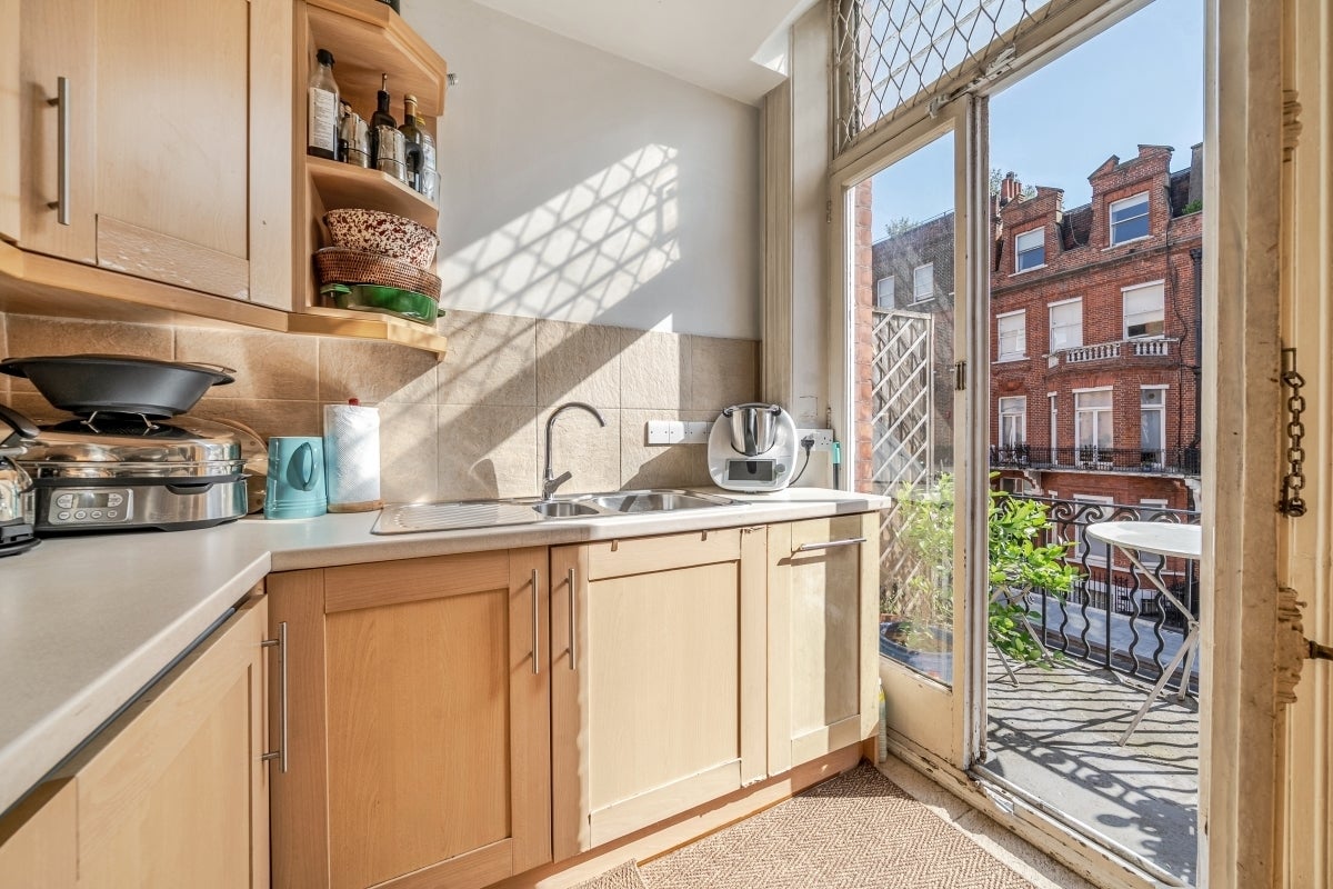 Flat Rosary Gardens in Greater London